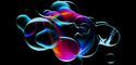 Bulles translucides et colorées flottant sur un fond noir, avec des teintes vives de bleu, violet, rose et orange